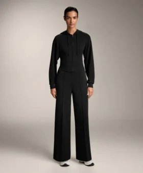Broek met rechte pijpen van modal en vouw Broek met rechte pijpen van modal en vouw