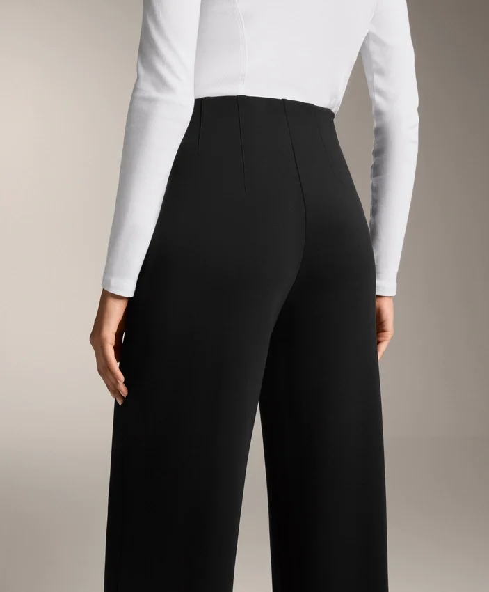 Broek met rechte pijpen van modal en vouw Broek met rechte pijpen van modal en vouw