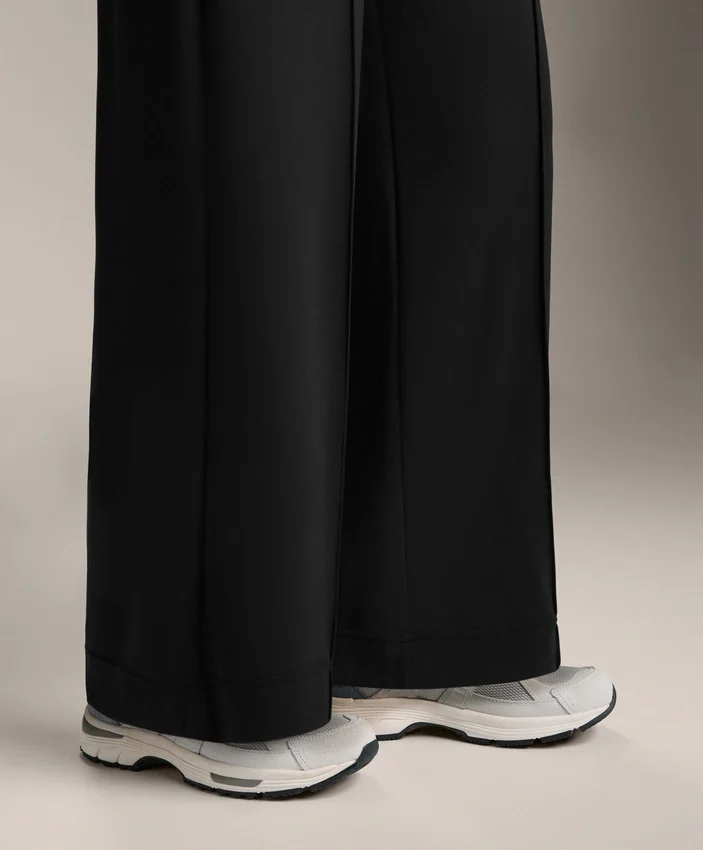 Broek met rechte pijpen van modal en vouw Broek met rechte pijpen van modal en vouw