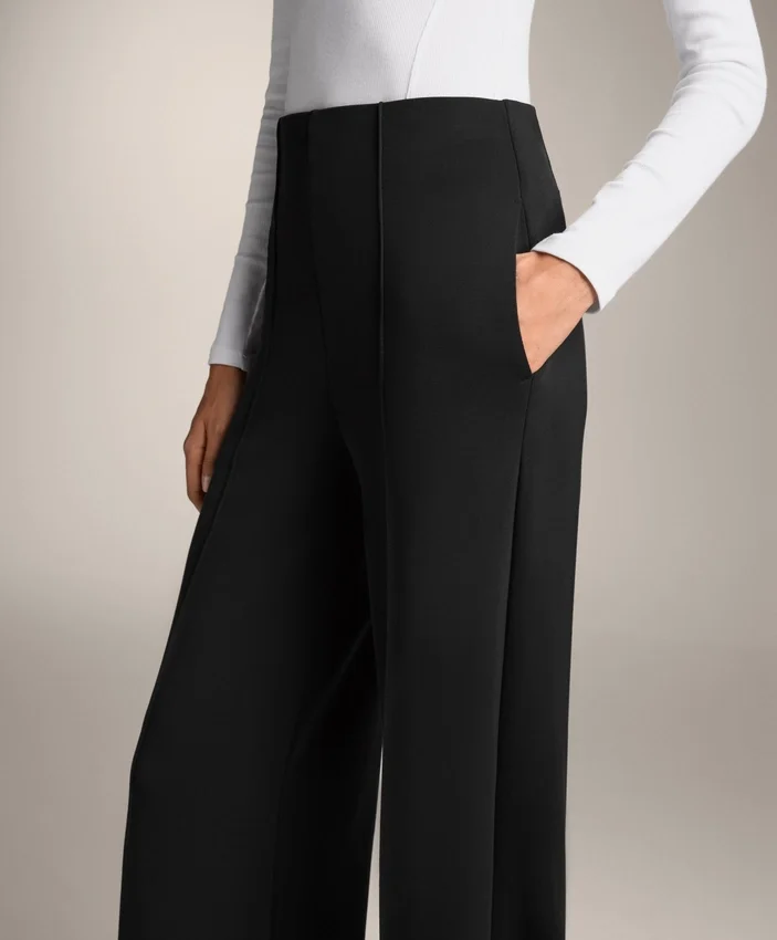 Broek met rechte pijpen van modal en vouw Broek met rechte pijpen van modal en vouw