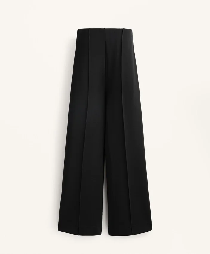 Broek met rechte pijpen van modal en vouw Broek met rechte pijpen van modal en vouw