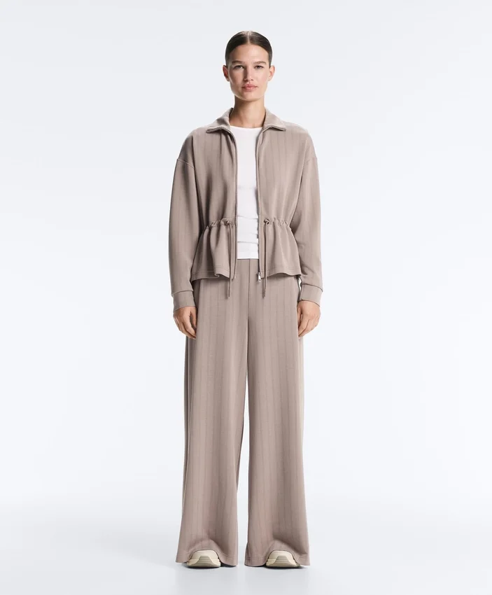 Gestreepte broek met wijde pijpen en Soft Touch modal Gestreepte broek met wijde pijpen en Soft Touch modal