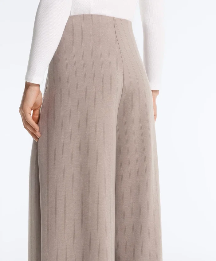 Gestreepte broek met wijde pijpen en Soft Touch modal Gestreepte broek met wijde pijpen en Soft Touch modal