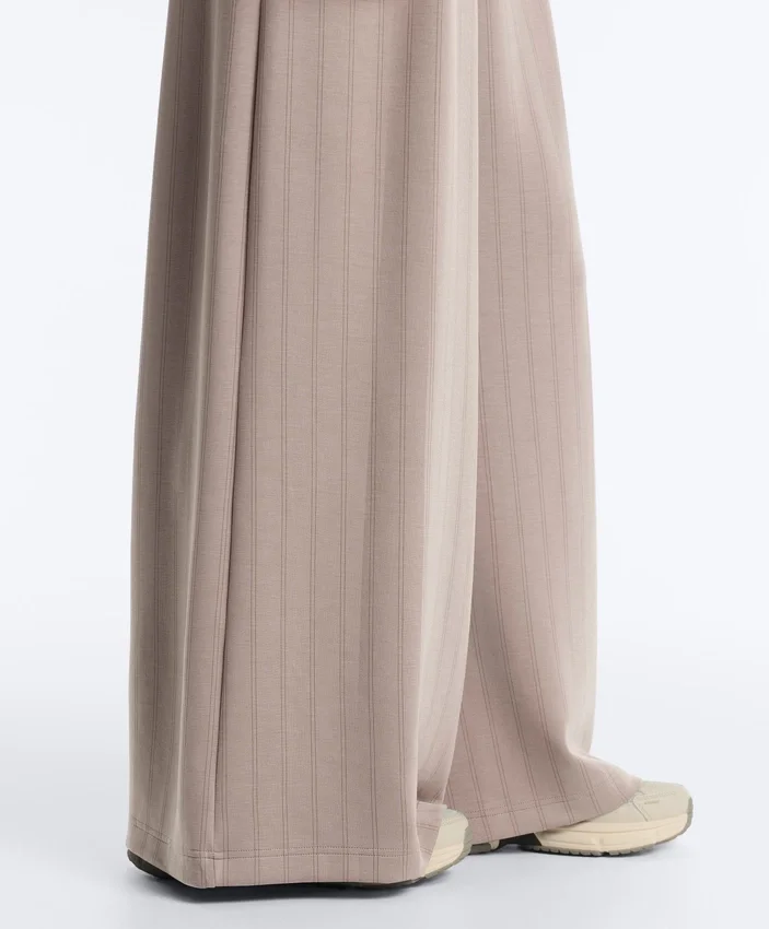 Gestreepte broek met wijde pijpen en Soft Touch modal Gestreepte broek met wijde pijpen en Soft Touch modal