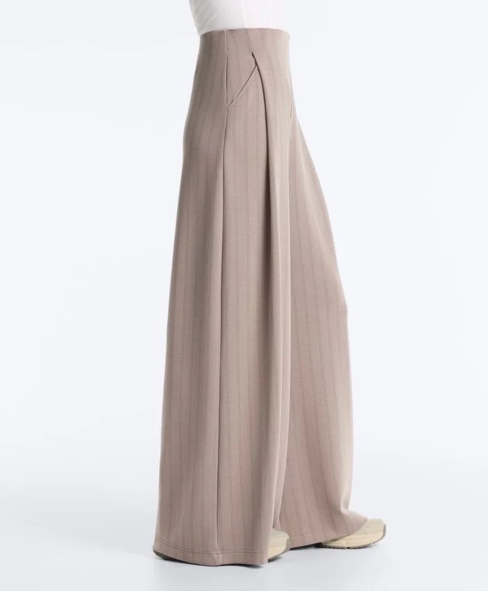 Gestreepte broek met wijde pijpen en Soft Touch modal Gestreepte broek met wijde pijpen en Soft Touch modal