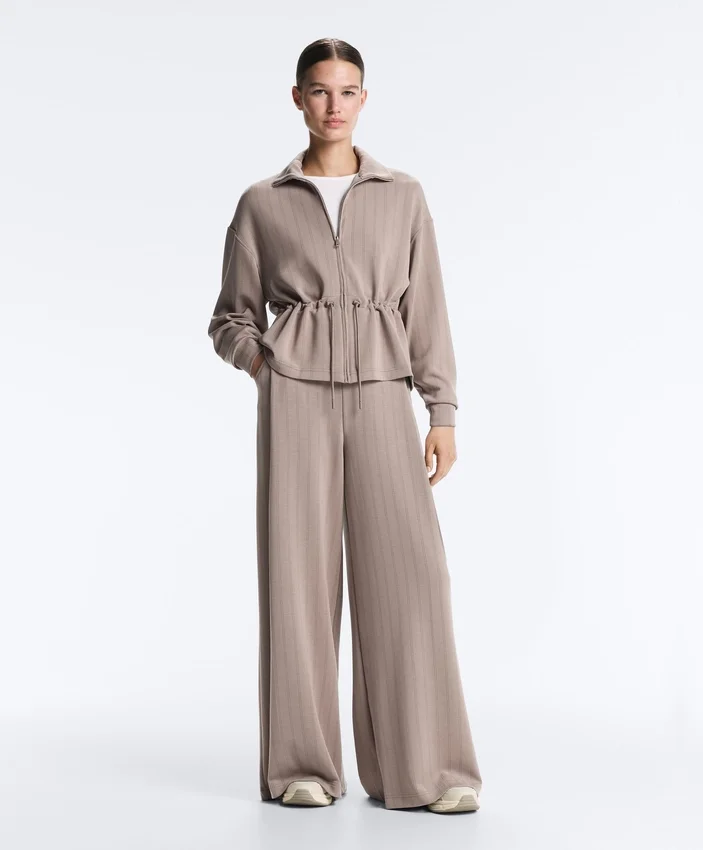 Gestreepte broek met wijde pijpen en Soft Touch modal Gestreepte broek met wijde pijpen en Soft Touch modal