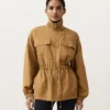 Jas met gerimpelde taille van een mix van lyocell en 24% linnen Jas met gerimpelde taille van een mix van lyocell en 24% linnen