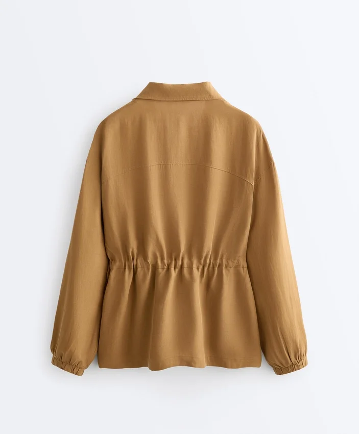 Jas met gerimpelde taille van een mix van lyocell en 24% linnen Jas met gerimpelde taille van een mix van lyocell en 24% linnen