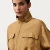Jas met gerimpelde taille van een mix van lyocell en 24% linnen Jas met gerimpelde taille van een mix van lyocell en 24% linnen