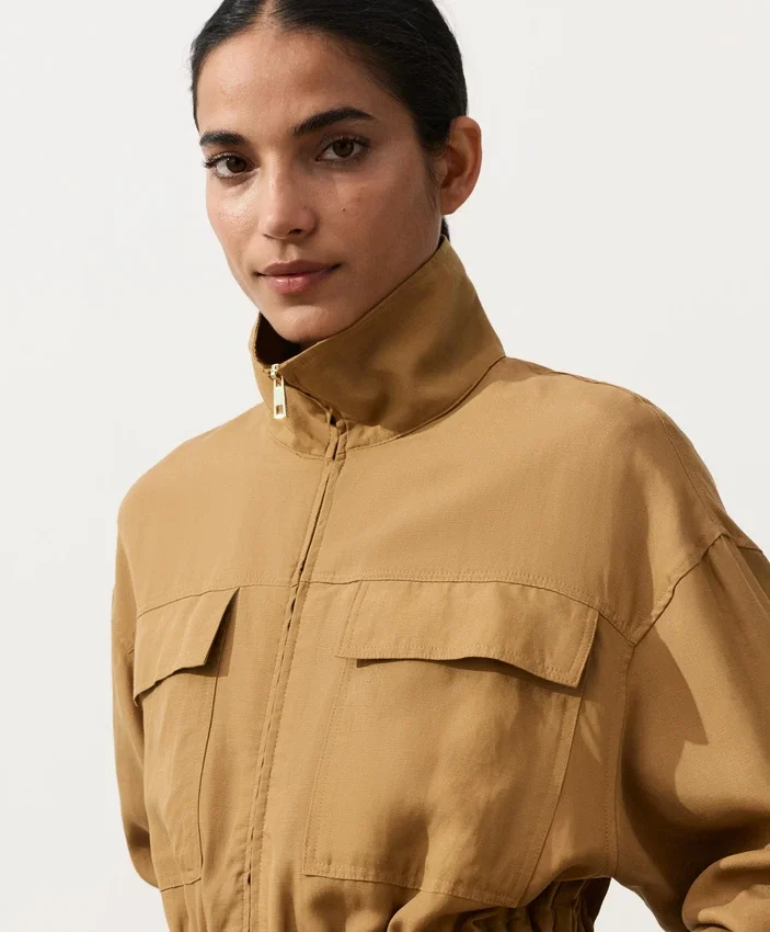 Jas met gerimpelde taille van een mix van lyocell en 24% linnen Jas met gerimpelde taille van een mix van lyocell en 24% linnen