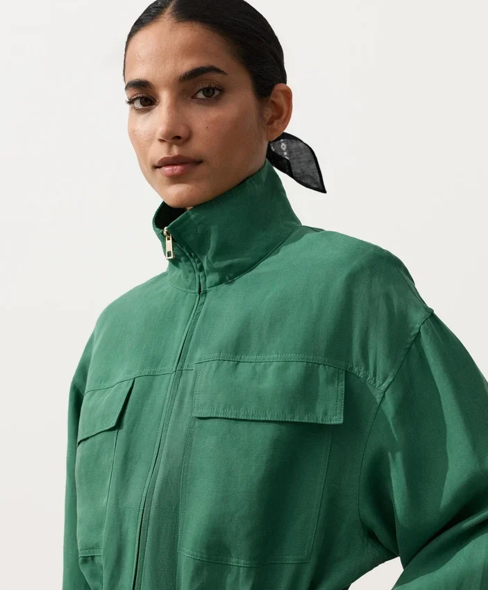 Jas met gerimpelde taille van een mix van lyocell en 24% linnen Jas met gerimpelde taille van een mix van lyocell en 24% linnen