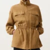 Jas met gerimpelde taille van een mix van lyocell en 24% linnen Jas met gerimpelde taille van een mix van lyocell en 24% linnen