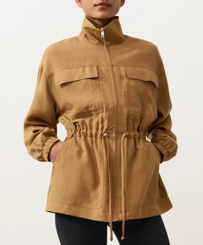 Jas met gerimpelde taille van een mix van lyocell en 24% linnen Jas met gerimpelde taille van een mix van lyocell en 24% linnen