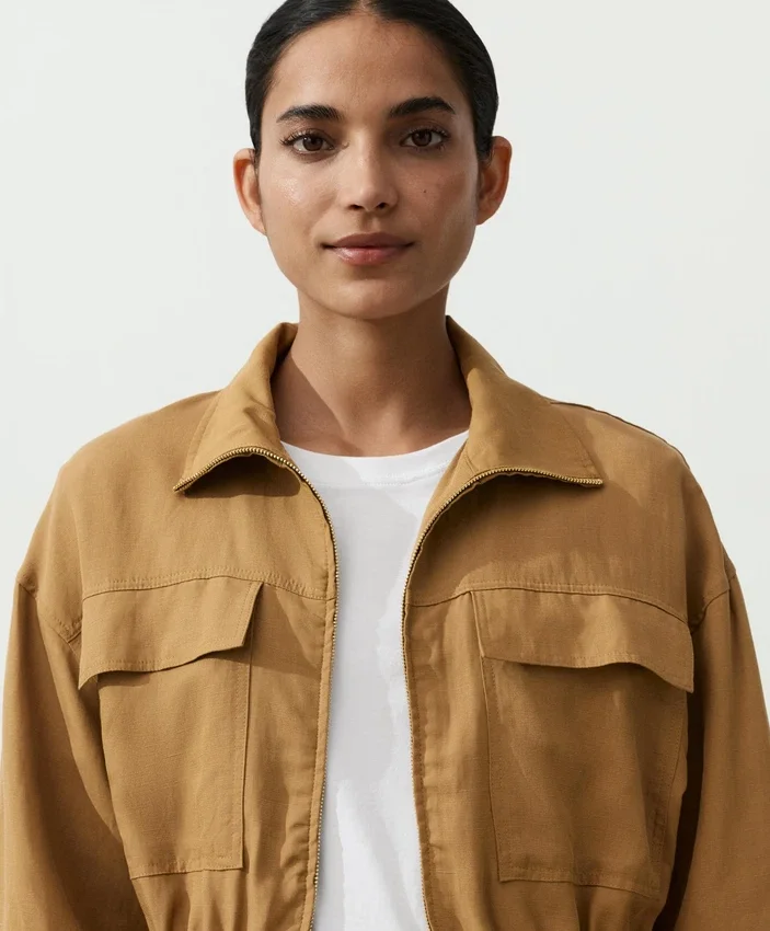 Jas met gerimpelde taille van een mix van lyocell en 24% linnen Jas met gerimpelde taille van een mix van lyocell en 24% linnen