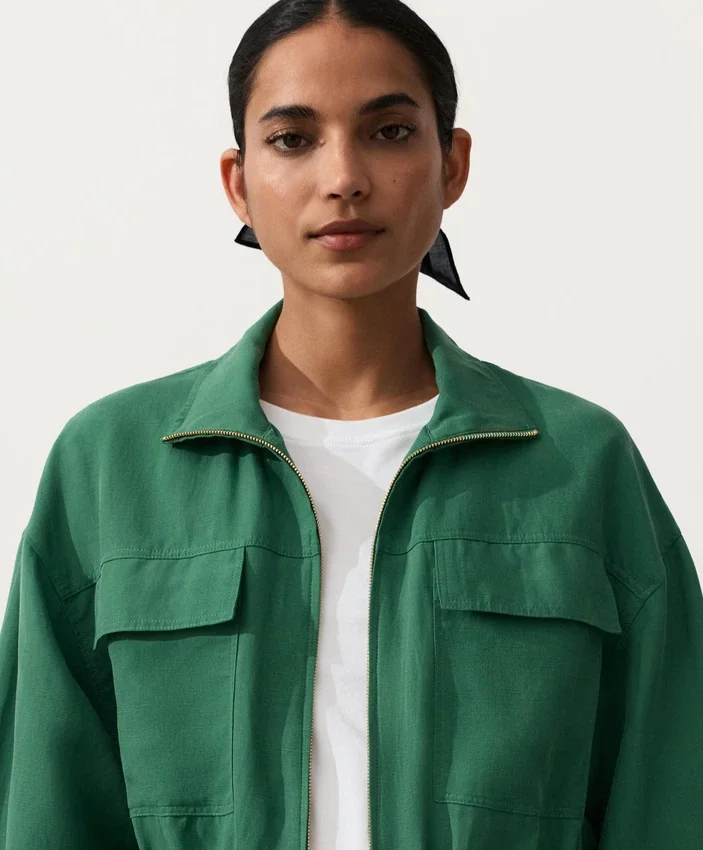 Jas met gerimpelde taille van een mix van lyocell en 24% linnen Jas met gerimpelde taille van een mix van lyocell en 24% linnen