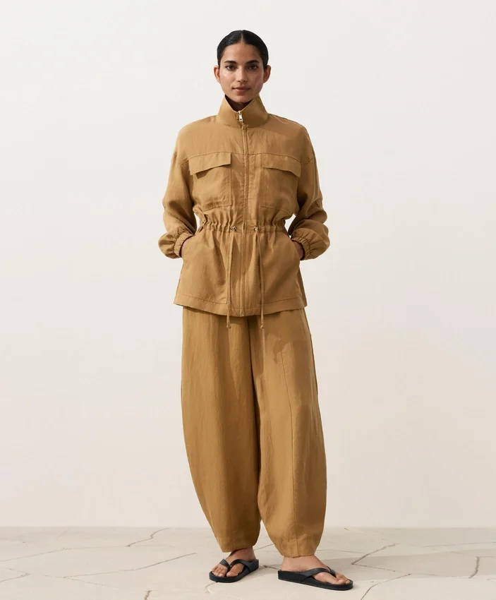 Jas met gerimpelde taille van een mix van lyocell en 24% linnen Jas met gerimpelde taille van een mix van lyocell en 24% linnen
