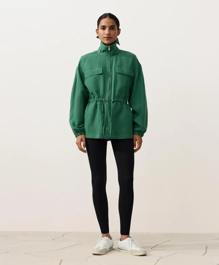 Jas met gerimpelde taille van een mix van lyocell en 24% linnen Jas met gerimpelde taille van een mix van lyocell en 24% linnen