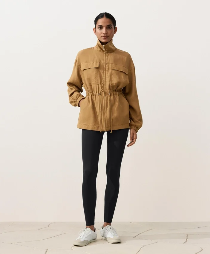 Jas met gerimpelde taille van een mix van lyocell en 24% linnen Jas met gerimpelde taille van een mix van lyocell en 24% linnen