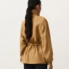 Jas met gerimpelde taille van een mix van lyocell en 24% linnen Jas met gerimpelde taille van een mix van lyocell en 24% linnen