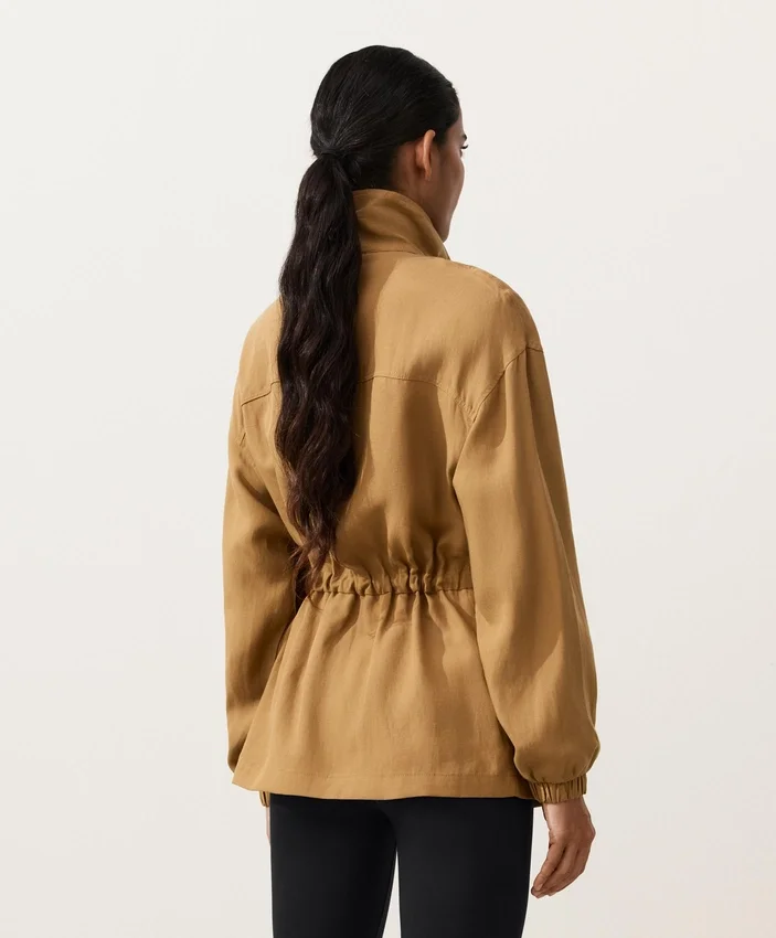Jas met gerimpelde taille van een mix van lyocell en 24% linnen Jas met gerimpelde taille van een mix van lyocell en 24% linnen