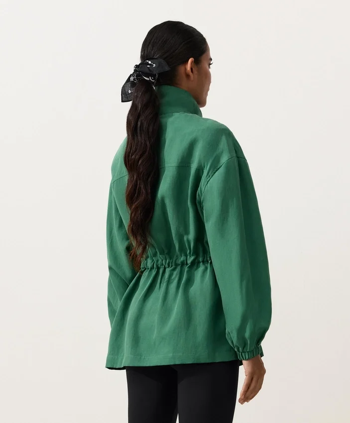 Jas met gerimpelde taille van een mix van lyocell en 24% linnen Jas met gerimpelde taille van een mix van lyocell en 24% linnen