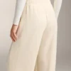 Rechte broek met ribboorden aan de zijkanten en Soft Touch modal Rechte broek met ribboorden aan de zijkanten en Soft Touch modal