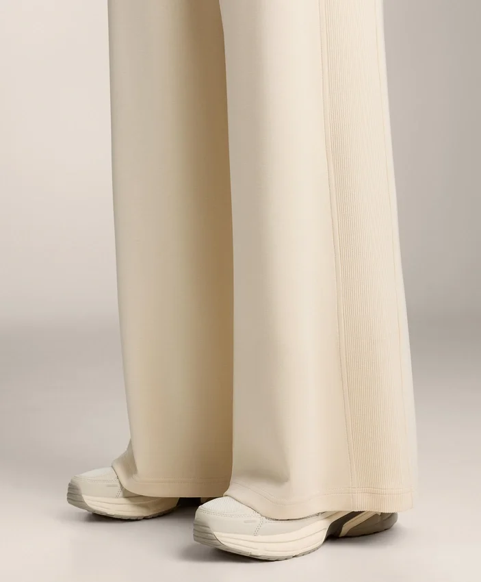Rechte broek met ribboorden aan de zijkanten en Soft Touch modal Rechte broek met ribboorden aan de zijkanten en Soft Touch modal