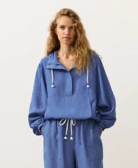 Sweatshirt met halve ritssluiting en zak aan de voorkant, gemaakt van een mix van lyocell en 24% linnen Sweatshirt met halve ritssluiting en zak aan de voorkant, gemaakt van een mix van lyocell en 24% linnen