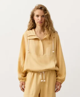 Sweatshirt met halve ritssluiting en zak aan de voorkant, gemaakt van een mix van lyocell en 24% linnen Sweatshirt met halve ritssluiting en zak aan de voorkant, gemaakt van een mix van lyocell en 24% linnen