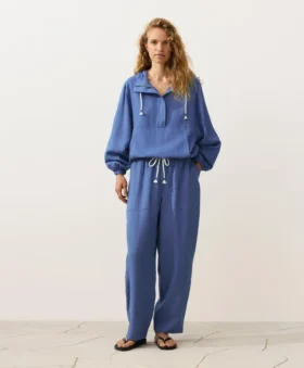 Sweatshirt met halve ritssluiting en zak aan de voorkant, gemaakt van een mix van lyocell en 24% linnen Sweatshirt met halve ritssluiting en zak aan de voorkant, gemaakt van een mix van lyocell en 24% linnen