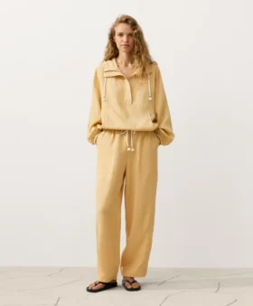 Sweatshirt met halve ritssluiting en zak aan de voorkant, gemaakt van een mix van lyocell en 24% linnen Sweatshirt met halve ritssluiting en zak aan de voorkant, gemaakt van een mix van lyocell en 24% linnen